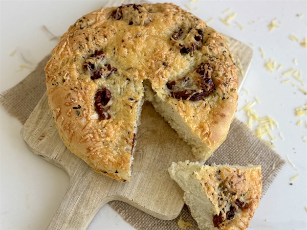 Focaccia zongedroogde tomaatje kruiden