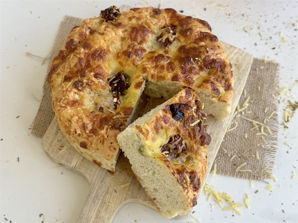 Focaccia mozzarella gedroogde tomaatjes